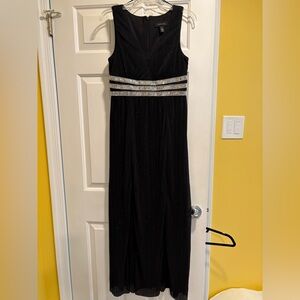R&M Richards Women's Formal Dress Size 6 Black Beaded Metallic Pleated Long Gown